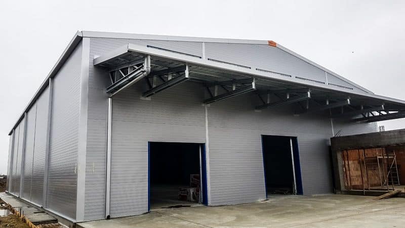 Hală metalică gri Frisomat, depozit izolat finalizat