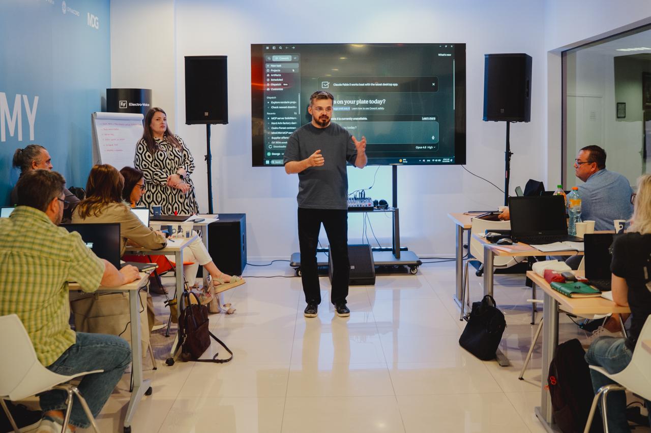 George Olah prezentând AI agentic la o sesiune Code24, cu echipa în sală