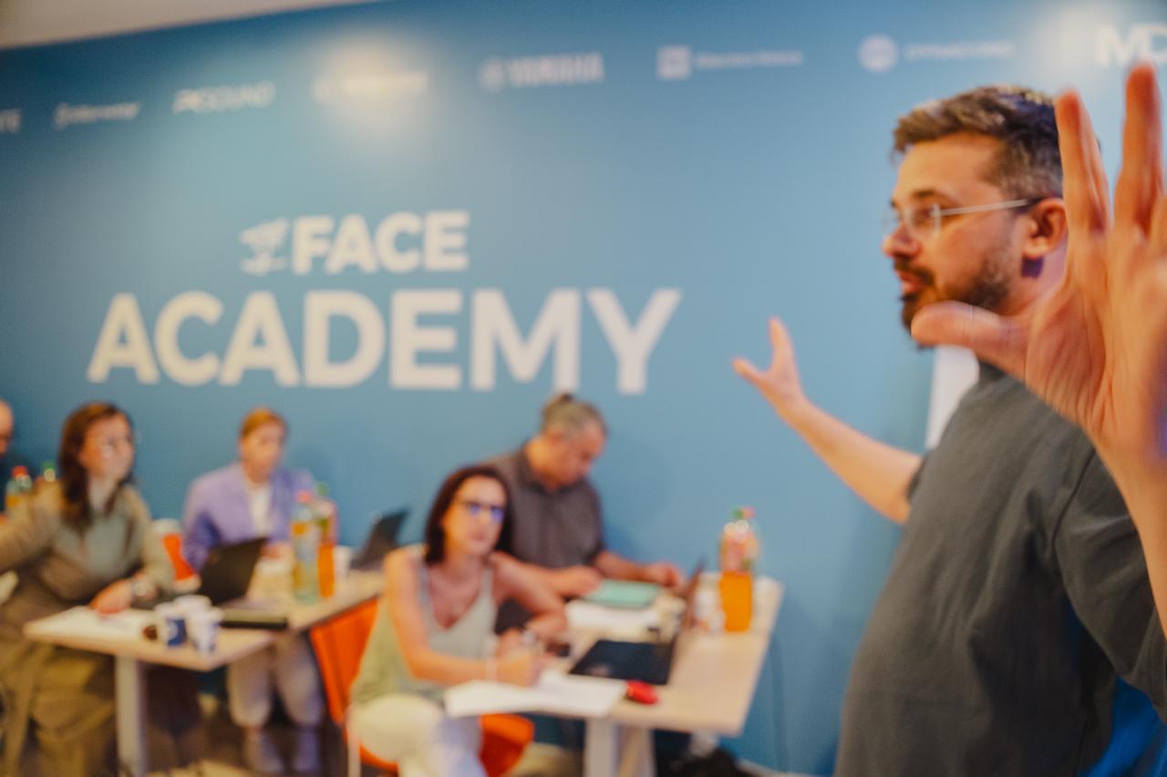 George Olah prezintă Agentic AI la întâlnirea live Mastermind AI de la Face Academy, București